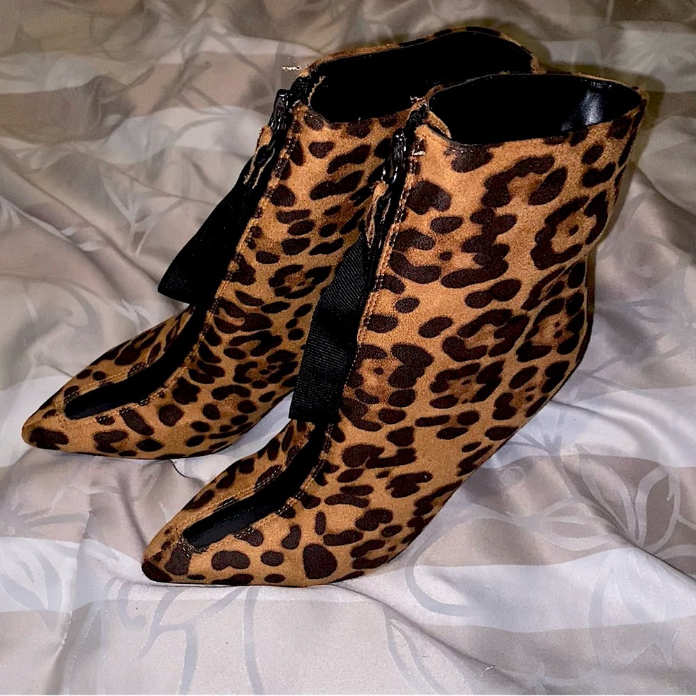 Leopard print heels, excellent condition!